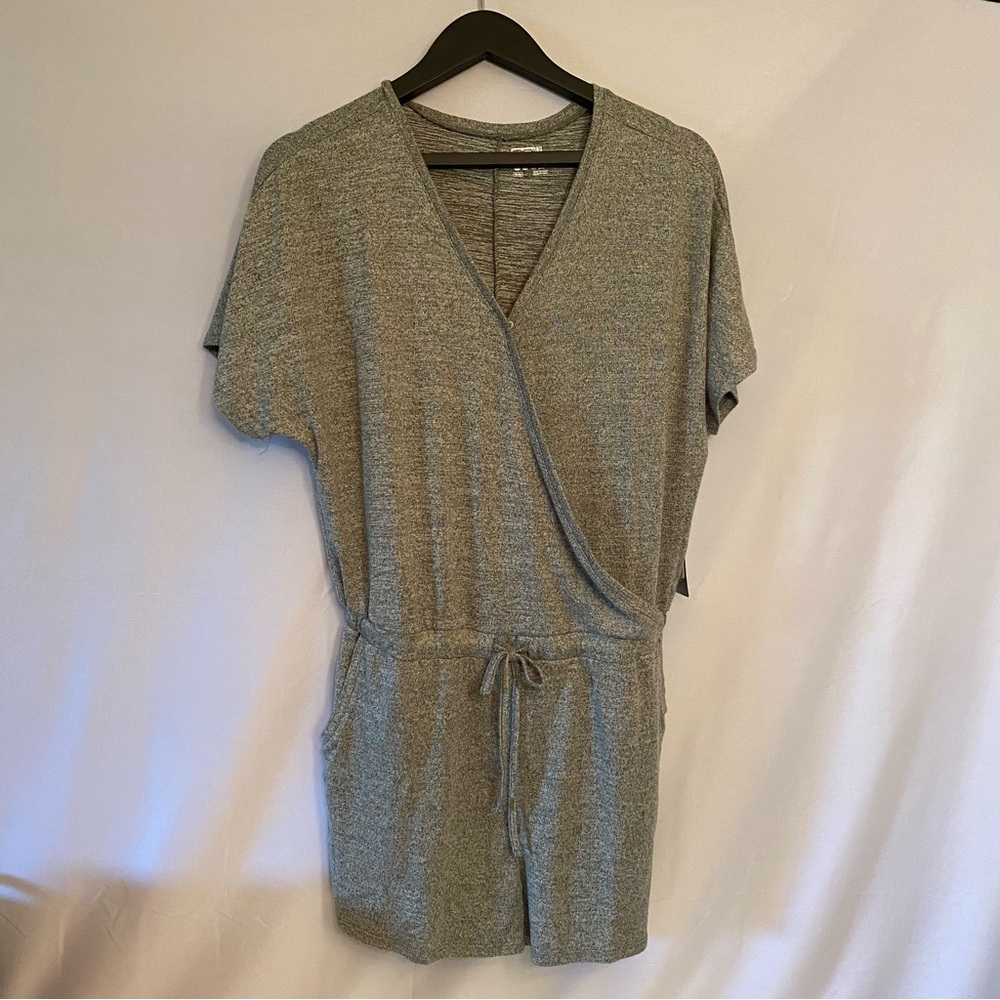 NWT 32° cool women’s romper size medium with pockets